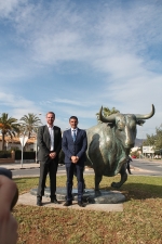 La Vall d'Uixó rinde homenaje a la afición taurina con la escultura de un toro bravo