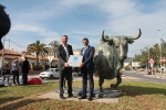 La Vall d'Uixó rinde homenaje a la afición taurina con la escultura de un toro bravo