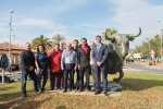 La Vall d'Uixó rinde homenaje a la afición taurina con la escultura de un toro bravo