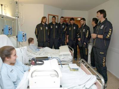 Los jugadores del Illa Grau visitan a los nios hospitalizados en el General de Castell