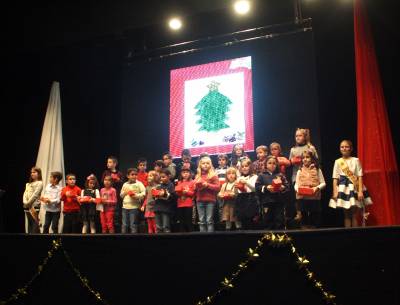 Onda entrega los premios a los ganadores del concurso escolar de tarjetas navideas