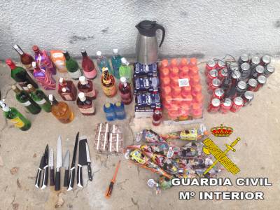 La Guardia Civil detiene a 4 personas por robar refrescos, alcohol y dinero en un establecimiento pblico en La Vall dUix