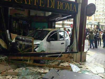 Choca y se cuela dentro de la cafetería Il café di Roma