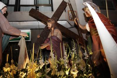 El paso de la Santa Faz procesion el domingo por la noche