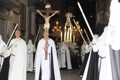 Un millar de mujeres participan en la procesin de la Virgen de los Dolores