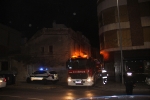 Arden dos vehículos en el incendio de una casa-garaje en Nules
