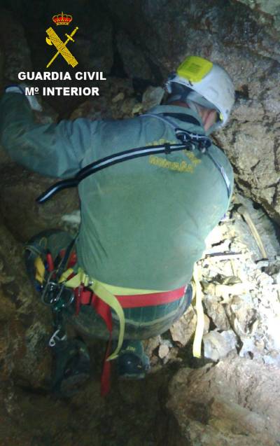 Un grupo de espeleólogos halla restos óseos en la Sima d'Alt