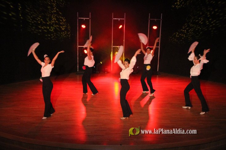 On ! dance y Cruz Roja de l'Alcora distribuyen la recaudación solidaria de las Galas 