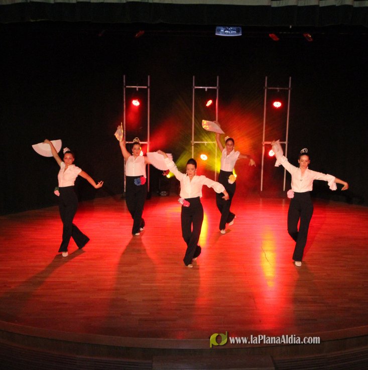 On ! dance y Cruz Roja de l'Alcora distribuyen la recaudación solidaria de las Galas 