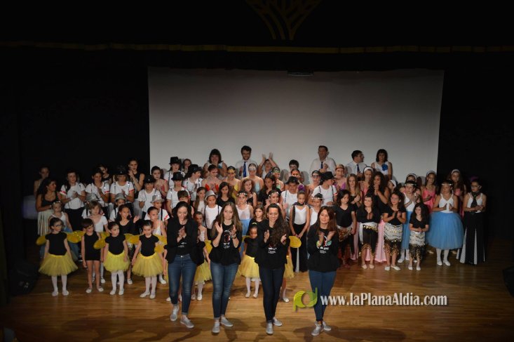 On ! dance y Cruz Roja de l'Alcora distribuyen la recaudación solidaria de las Galas 