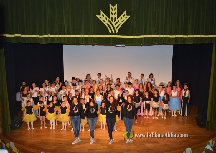 On ! dance y Cruz Roja de l'Alcora distribuyen la recaudación solidaria de las Galas 