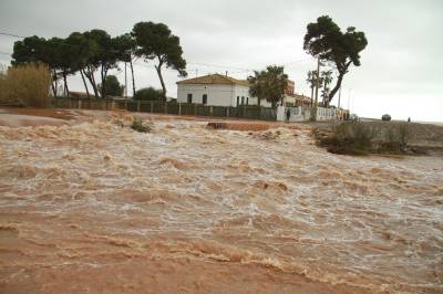 Las intensas lluvias cortan caminos en Burriana y obligan a realizar desalojos preventivos