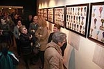 La Biblioteca municipal acoge una exposición de Medallas de la Semana Santa de España