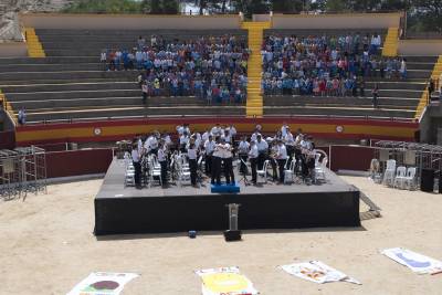 La Plaza de Toros de Oropesa del Mar acoge el espectculo 'El caragol mi-fa-sol', que han ofrecido la Uni Musical d?Orpesa y 250 nios de Oropesa del Mar