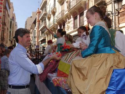 Bataller asiste al tradicional Pregonet de las Fiestas en honor a la Mare de Du del Lled
