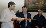 El President de la Generalitat, Ximo Puig, firma el libro de honor del Ayuntamiento de Morella