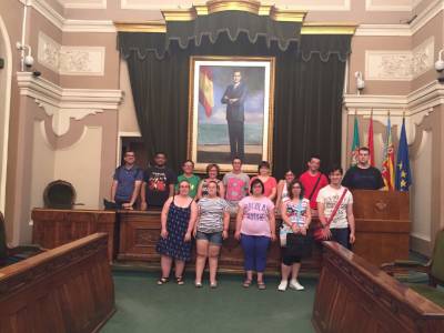 Los alumnos de Down Castelln aprenden a realizar trmites habituales en el Ayuntamiento