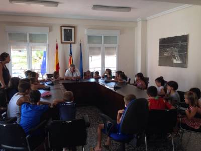 Los nios y nias de la Escuela de Verano de la Llosa visitan el Ayuntamiento