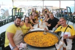 La penya Pirata cocina la mejor paella de Les Penyes en Festes