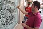 Intersac cede un escaparate para que los artistas expongan su arte a pie de calle