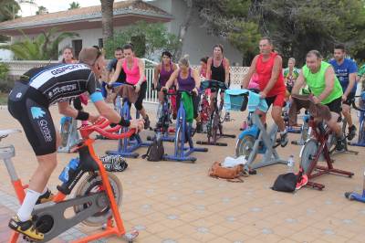 40 personas participan en la 'mster class de spinning' de las fiestas de la Playa Casablanca