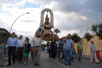 La 'baix' de la patrona abre los actos festivos en Vila-real