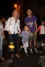 Los niños y niñas de Borriana participan en el taller de fanalets durante las Fiestas de la Misericordia