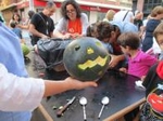 Los niños y niñas de Borriana participan en el taller de fanalets durante las Fiestas de la Misericordia