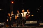 Los Brincos cierran las actuaciones musicales con una gran convocatoria de público