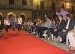 Nules tanca les festes de la Soledad amb una gran desfilada de moda a la plaça Major