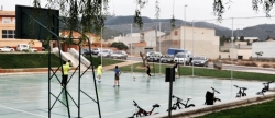 El Ayuntamiento de Moró invierte cerca de 10.000 euros en la mejora del parque deportivo e infantil en la Plaça dels Escriptors 