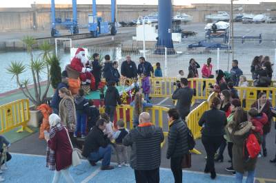 Los nios de Oropesa del Mar reciben a Papa Noel en el puerto