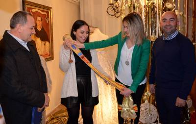 Elena Guzmn recibe la banda de Reina de las fiestas patronales de Sant Vicent