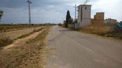 El Ayuntamiento de Cabanes procede al desbroce de caminos rurales y limpieza de arcenes en la Ribera