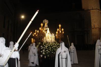Un millar de mujeres participan en la procesin de la Virgen de los Dolores