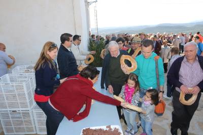 Concurrida festividad de La Dobla con reparto de los rollos sobrantes, almuerzo en San Cristbal y juegos populares para los nios