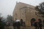 Ares celebra Santa Elena en un día lluvioso