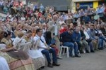 La plaça Major va vibrar amb el concert de Karina i Micky