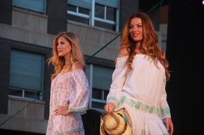 El desfile de moda pone el punto y final a las fiestas en honor a Santa Quitria