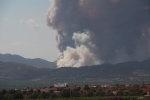 27 medios aéreos y más de 300 personas trabajan en frenar un incendio forestal declarado en Artana y amenaza la Serra d'Espadà