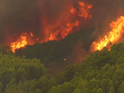 La UME se une a los 27 medios aéreos y más de 300 personas que trabajan en el  incendio de Artana que amenaza la Serra d'Espadà