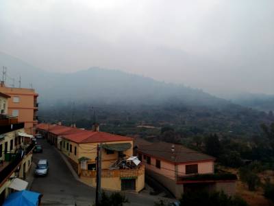 Castell amanece cubierto del humo del incendio de la Serra d'Espad