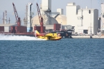 El puerto de Castellón cierra el tráfico a la navegación marítima para facilitar la toma de agua de hidroaviones que trabajan en el incendio de Artana