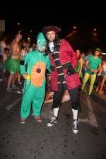 Divertida y colorida noche de disfraces