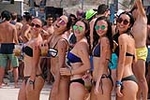 Bikinis, gafas de sol y torso al descubierto