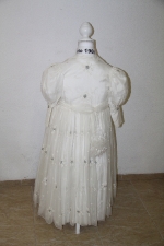 Xilxes inaugura una exposición de vestidos de comunión de los años 60 