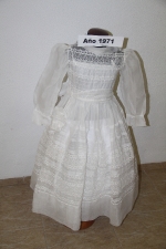 Xilxes inaugura una exposición de vestidos de comunión de los años 60 