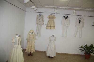 Xilxes inaugura una exposicin de vestidos de comunin de los aos 60 