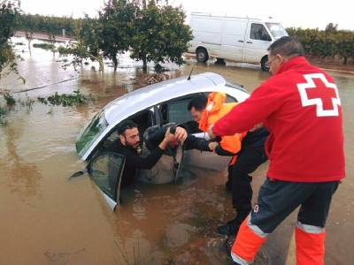 Rescaten a una persona atrapada en el seu vehicle bloquejat pel nivel de l'aigua