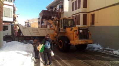 Vilafranca retira amb camions la neu de l'Avinguda Castell